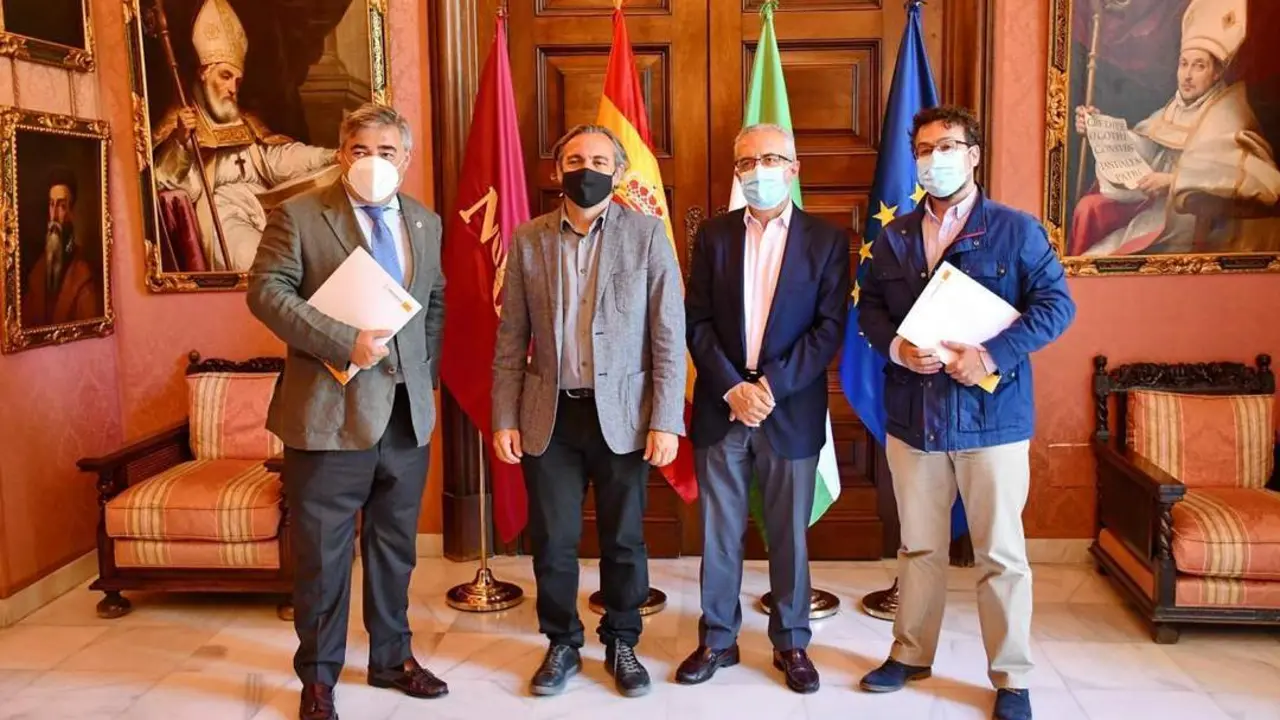 Foto de familia tras la firma de los convenios de colaboraci&oacute;n. - Ayto