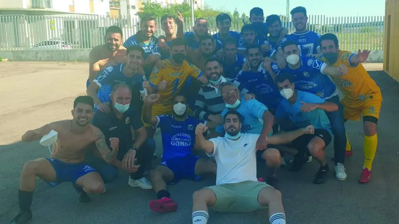La Divina Pastora celebrando la permanencia obtenida en Jerez - DPS