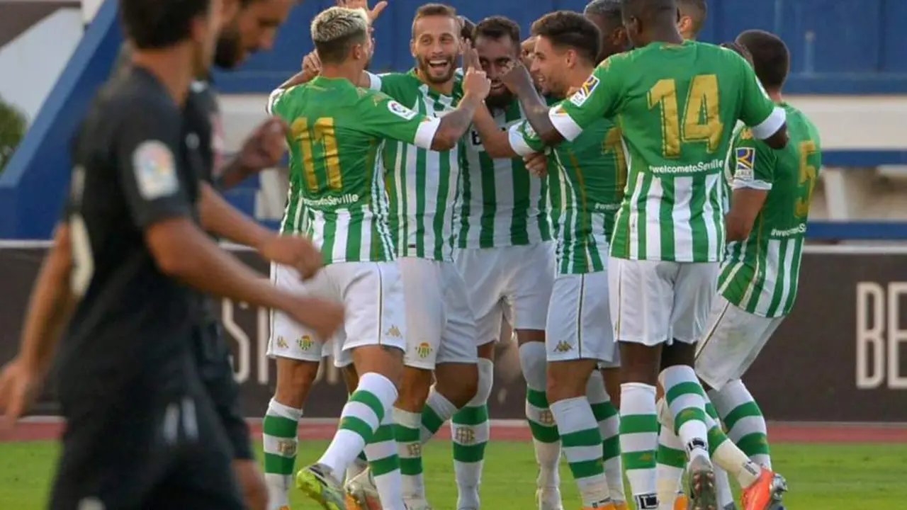 Imagen de la celebraci&oacute;n del gol del Betis ante el Granada, en un amistoso de pretemporada en Marbella.  - rbb