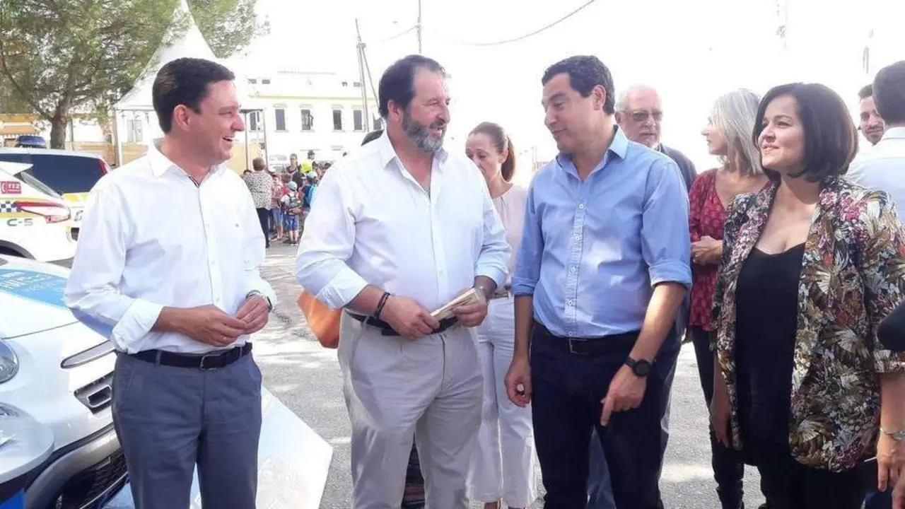 Juan &Aacute;vila y Virginia P&eacute;rez, flanqueando al presidente Juanma Moreno. - PP