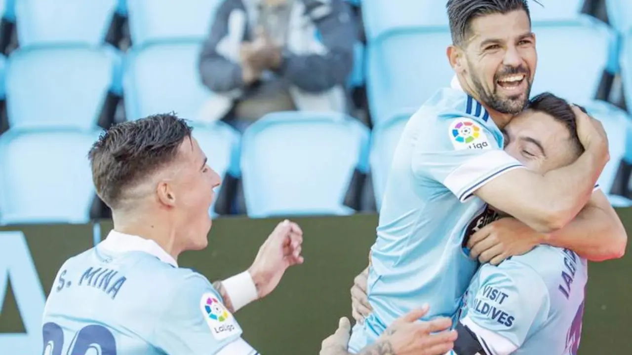 Nolito abraza a Aspas tras lograr su compa&ntilde;ero el 1-0 de penalti en el 30 - La Liga Santander