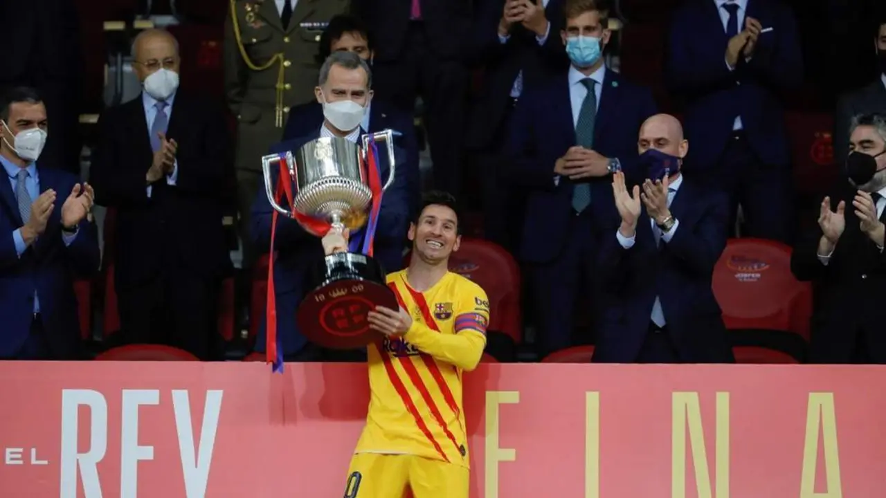 Leo Messi levanta la Copa del Rey. - EFE