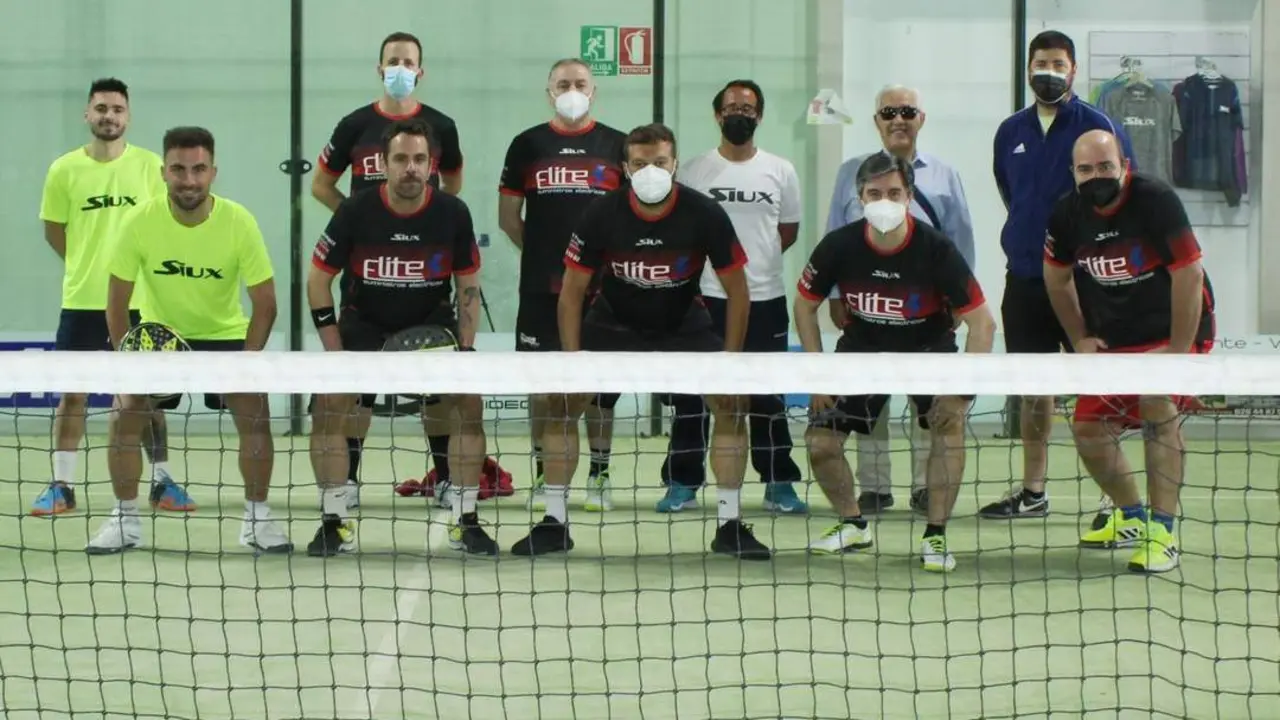 El &Eacute;lite Suministros El&eacute;ctricos antes de enfrentarse al Padel Zahor&iacute; de Benalup - Ra&uacute;l J. Bustillos
