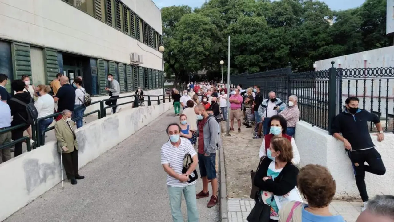 Colas ante el Registro Civil de Jerez.  - Andaluc&iacute;a Informaci&oacute;n