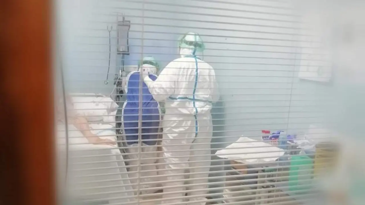 Personal sanitario atiende a un paciente con la Covid-19. - Informaci&oacute;n.