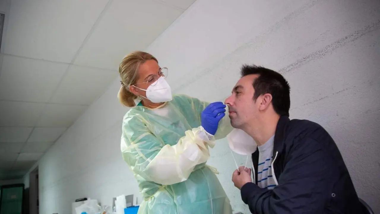Una sanitaria realiza un test. - EP