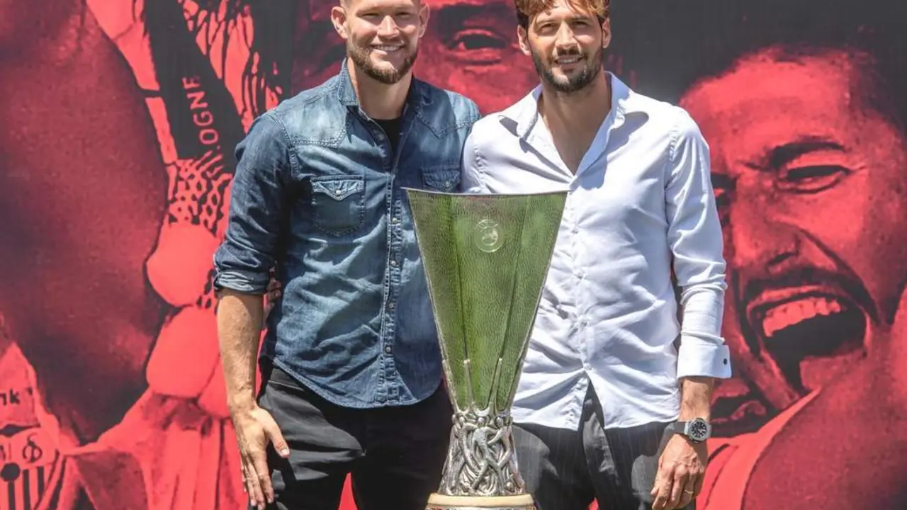 Los exjugadores del Sevilla, Tomas Vaclik y Franco V&aacute;zquez posan junto con el trofeo de la Europa League. - efe