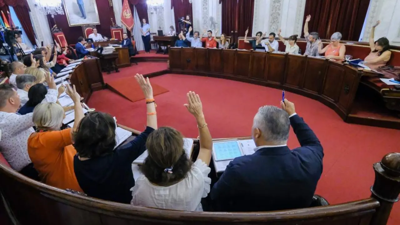 Pleno del Ayuntamiento de C&aacute;diz. - EP