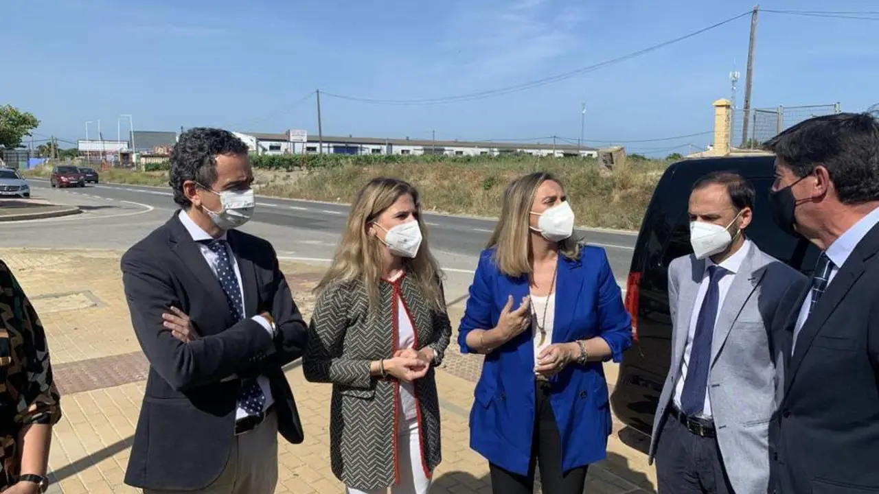 Autoridades junto a la carretera de acceso a Sanl&uacute;car desde Chipiona. - C. Cruz