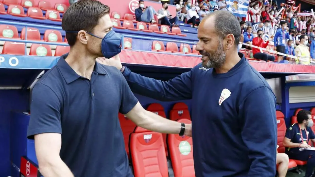 Xavi Alonso, entrenador de la Real Sociedad B y Salva Ballesta, del Algeciras, antes del partido - RFEF