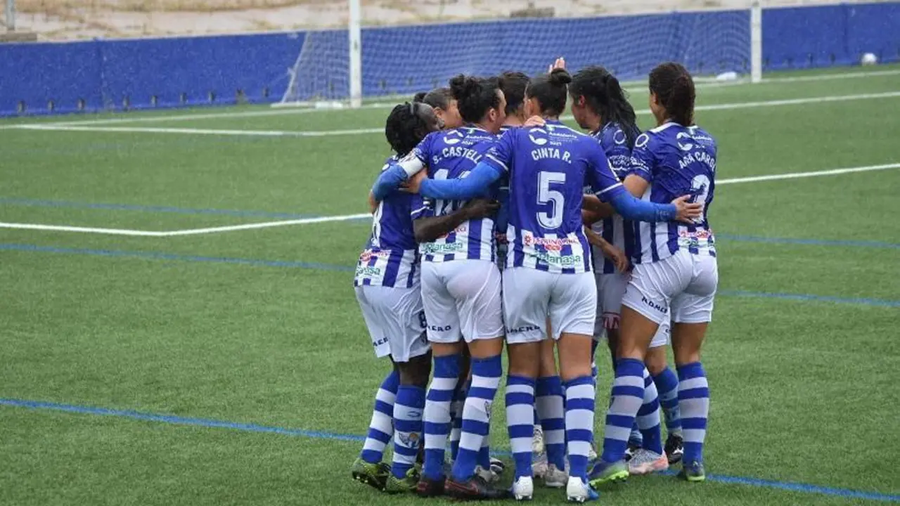 Jugadoras del Sporting Huelva celebrando la victoria.  - TENOR