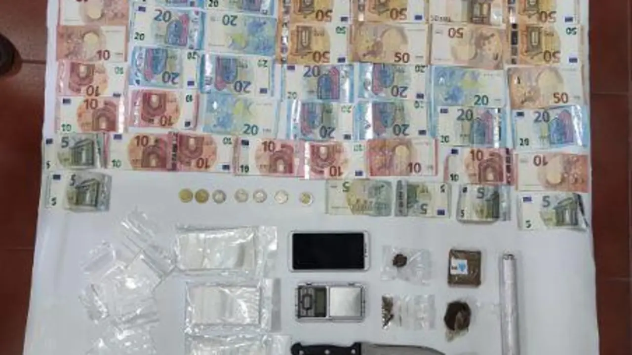 Efectos intervenidos en un punto de venta de droga en Los Barrios. - AI