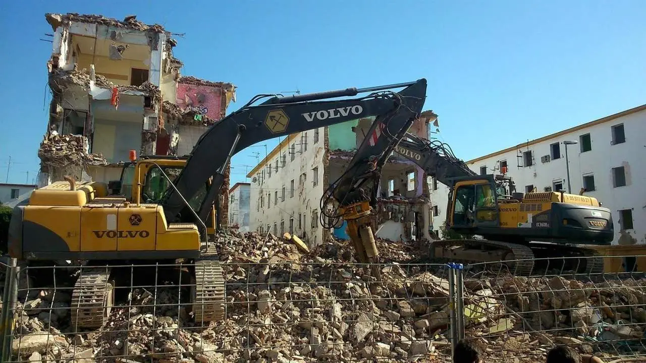 Demolici&oacute;n de VPO en Tres Barrios-Amate. - EP