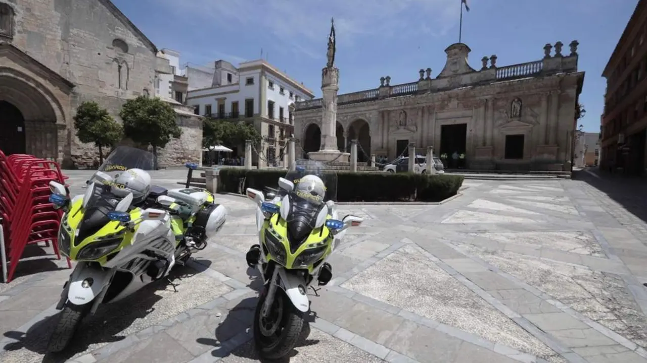 Dos motos patrulla ante el Ayuntamiento con la capilla f&uacute;nebre - Rom&aacute;n R&iacute;os