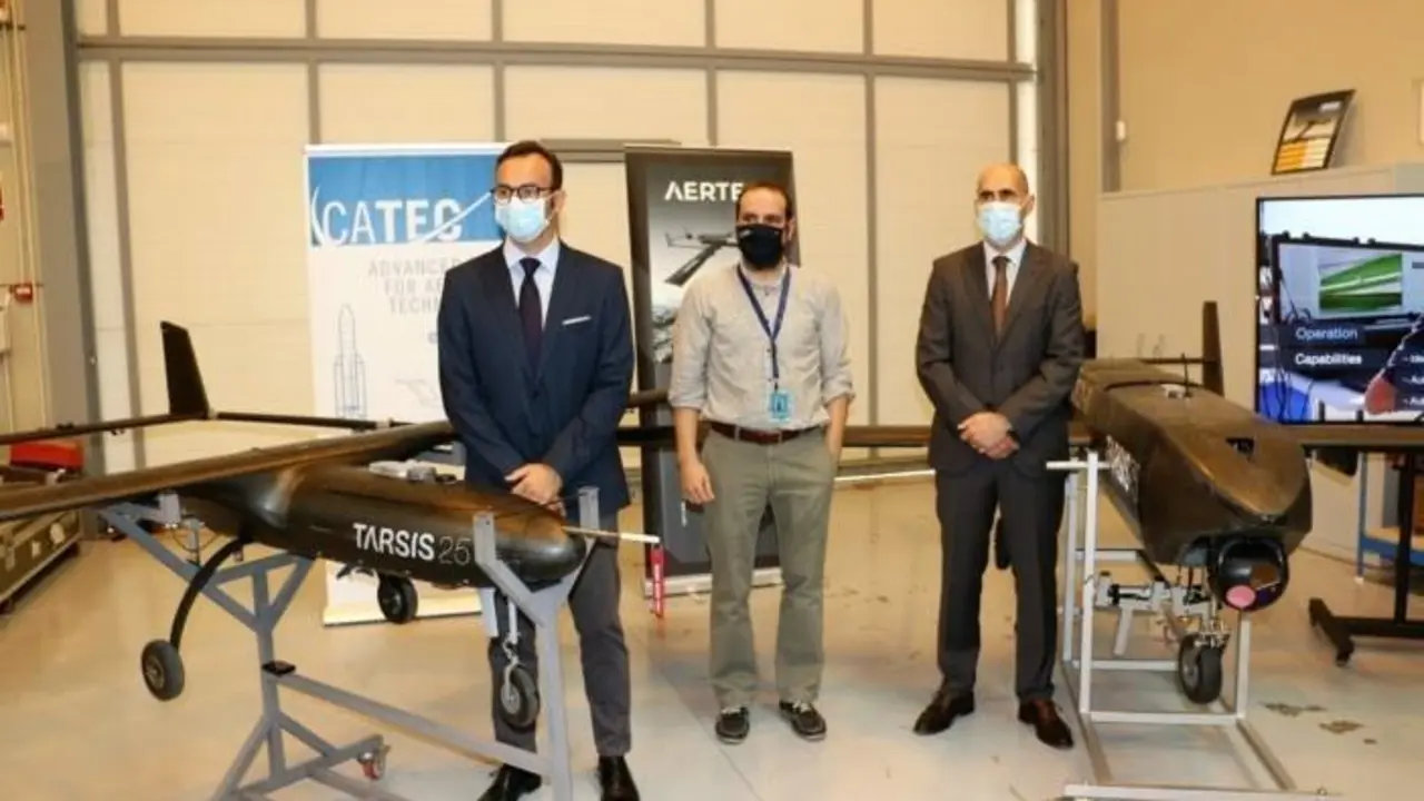 Juan Jos&eacute; Calvente, director de RPAS en Aertec, Antidio Viguria, director de Avi&oacute;nica y Sistemas de Catec, y Pedro Becerra, director de Aerospace & Defence en Aertec - Cedida