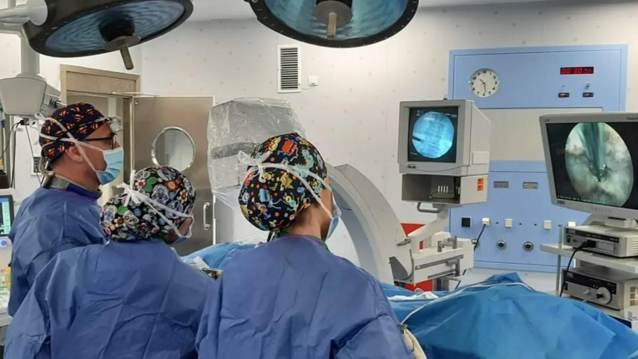 Dr. Rafael Peria&ntilde;ez Moreno en una operaci&oacute;n. - Vithas