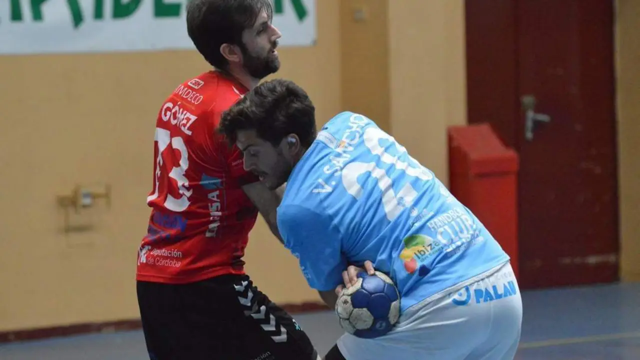 Aitor G&oacute;mez y Sancho luchan por un bal&oacute;n en el &uacute;ltimo partido de la temporada - | Cajasur CBM