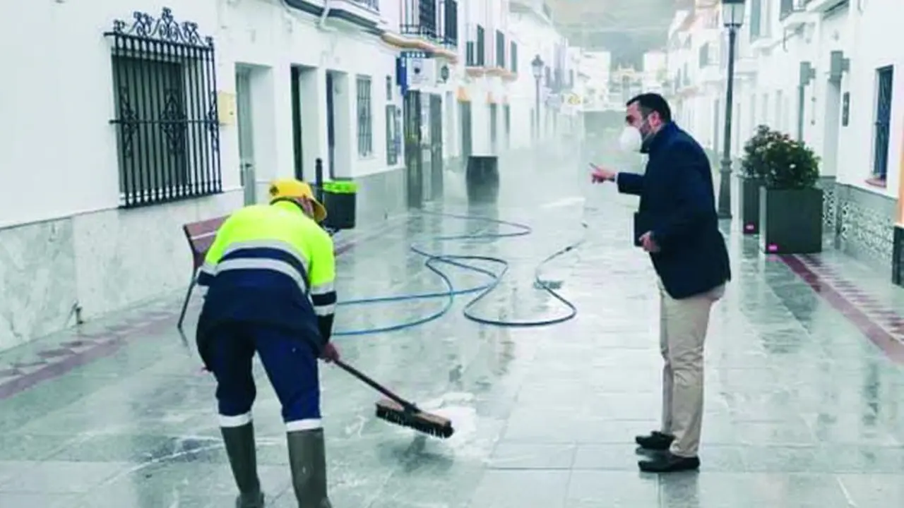 El alcalde de Algar inspecciona las labores de desinfecci&oacute;n de las calles en imagen de este mes de febrero.  - Facebook de Jos&eacute; Carlos S&aacute;nchez