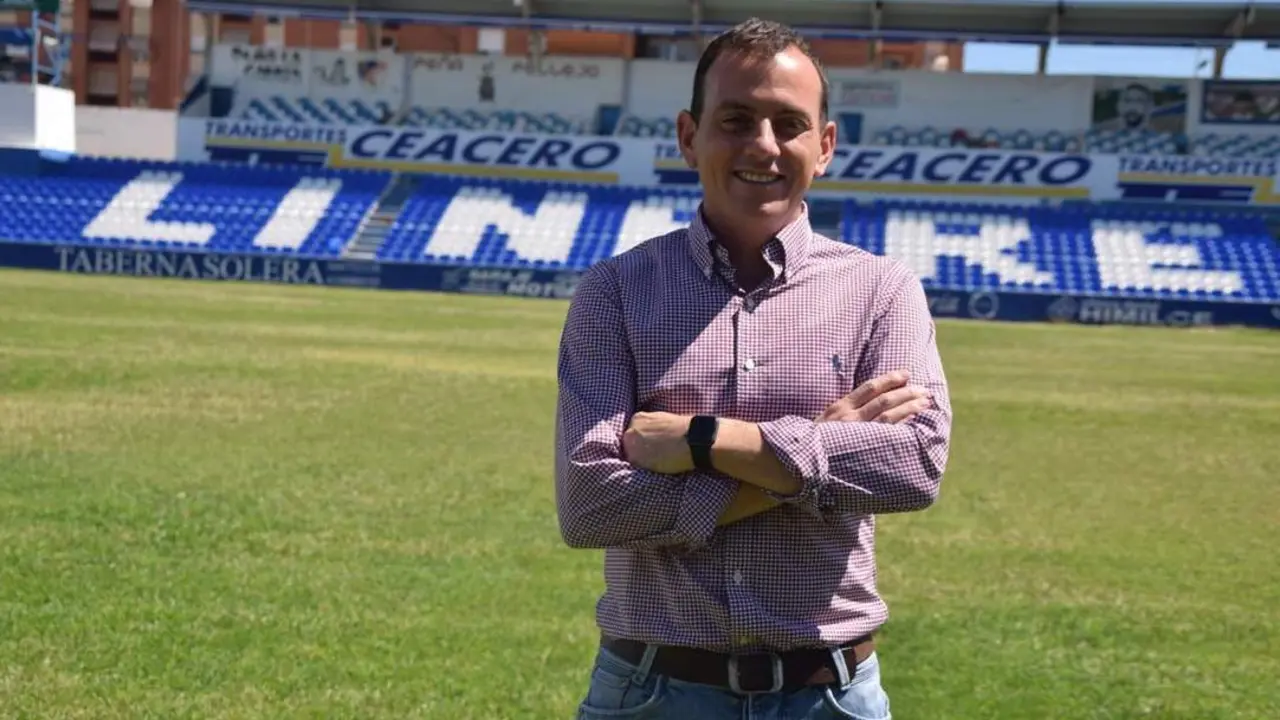 Alberto Gonz&aacute;lez, en Linarejos, en su presentaci&oacute;n con el Linares Deportivo - 