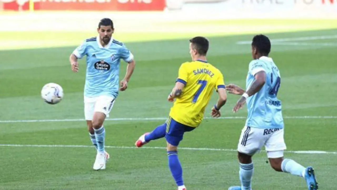 El sanluque&ntilde;o Nolito observa como su paisano Salvi centra el bal&oacute;n - C&aacute;diz CF