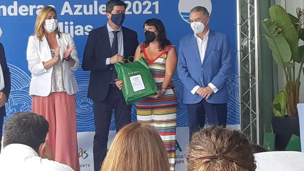 Entrega de Banderas Azules para las cuatro playas gaditanas. - 