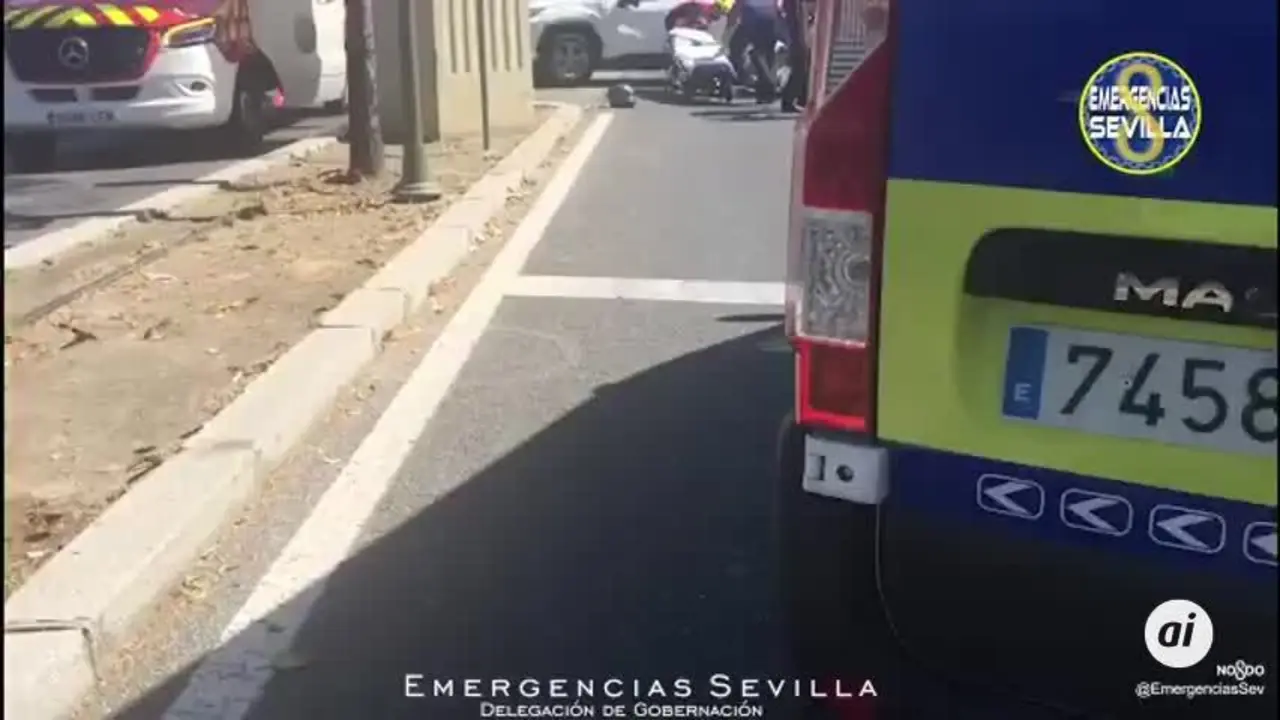 Herido un motorista al chocar con un coche en la Avenida Jim&eacute;nez Becerril de Sevilla