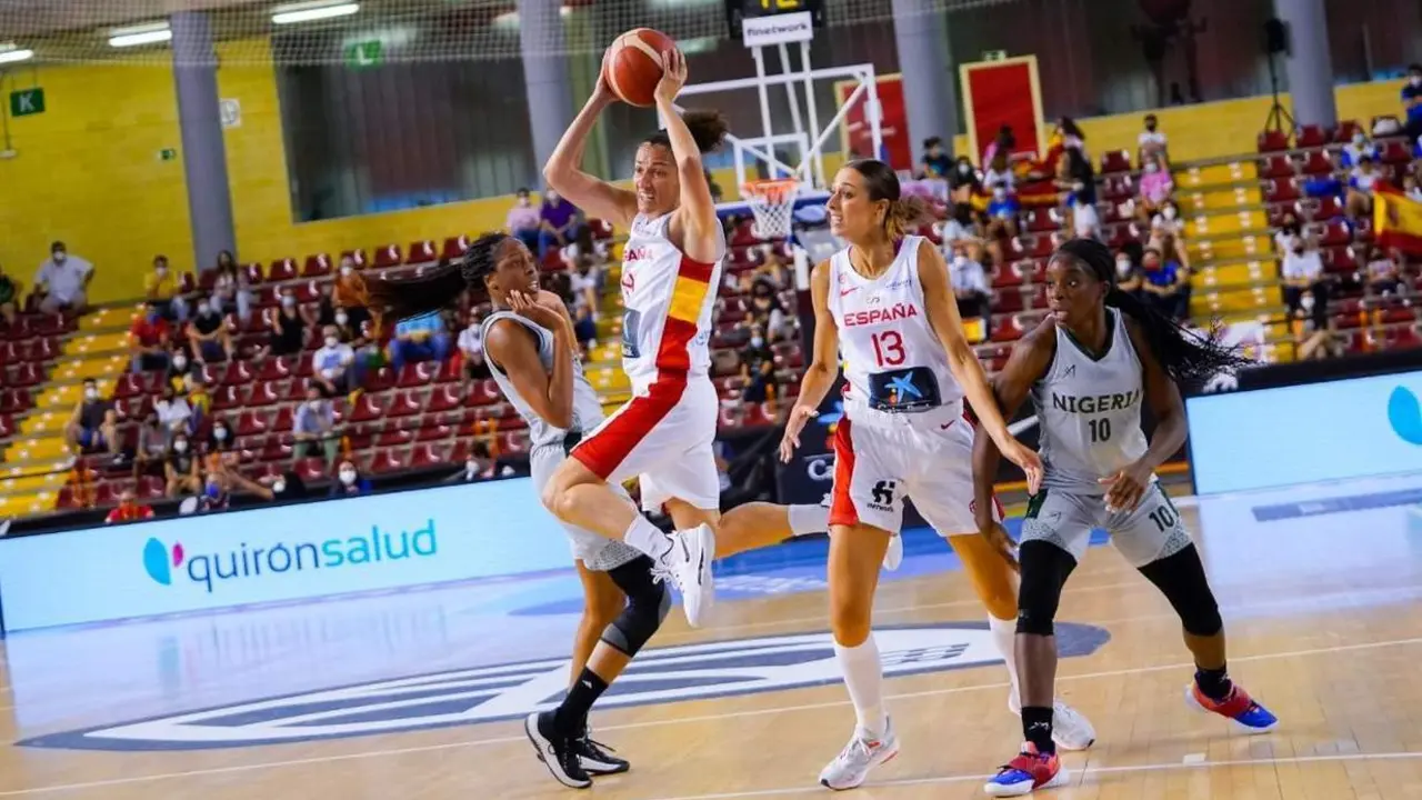 Laia Palau controla un bal&oacute;n en partido de ayer en Vista Alegre - | FEB
