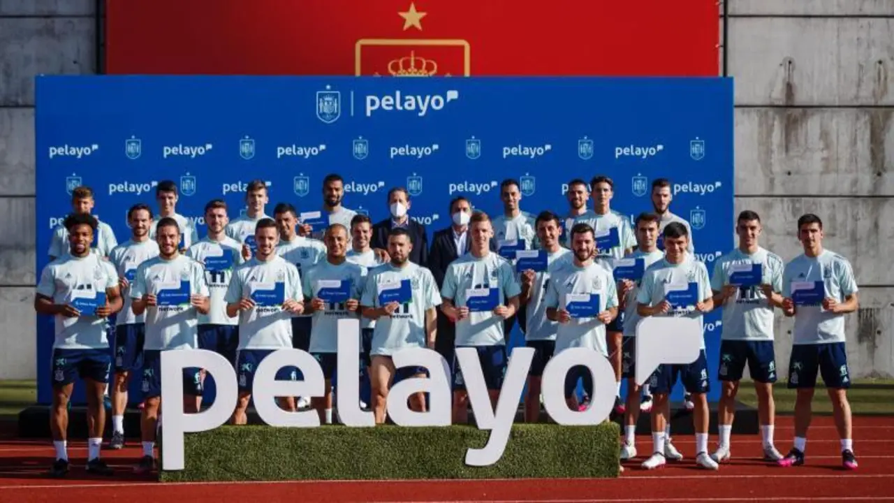 Pelayo acerca a los jugadores de la selecci&oacute;n a la afici&oacute;n en la antesala de la Eurocopa. - 