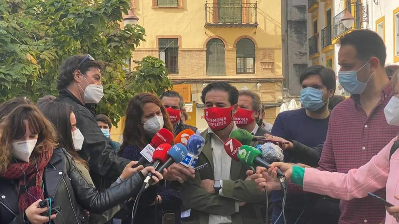 Antonio Luque, haciendo declaraciones a los medios. - Rodrigo Gonz&aacute;lez
