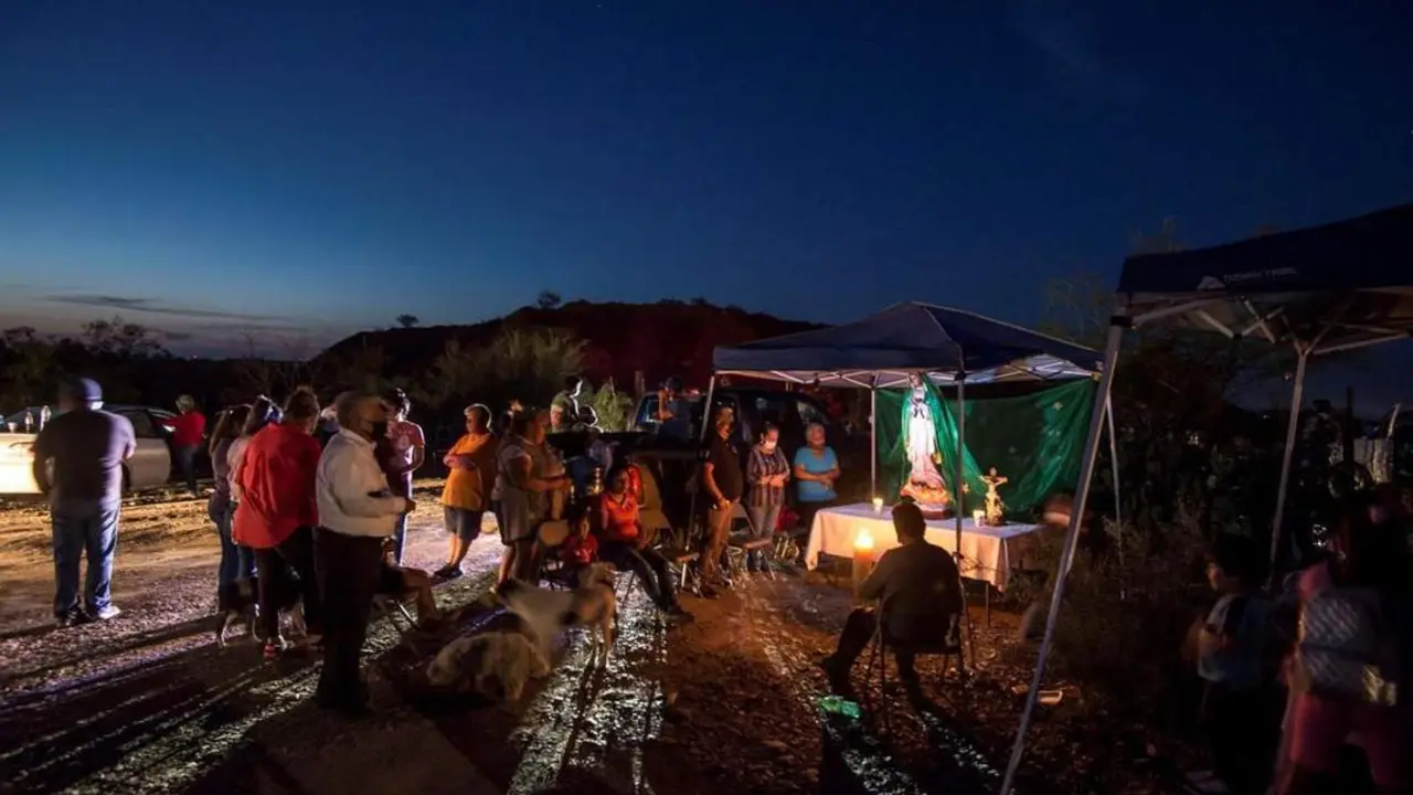 Familiares de mineros rezan mientras esperan por informaci&oacute;n sobre sus seres queridos. - EFE
