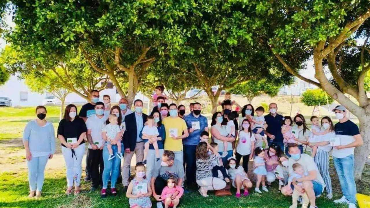 Familias que han adoptado un &aacute;rbol. - A.I.