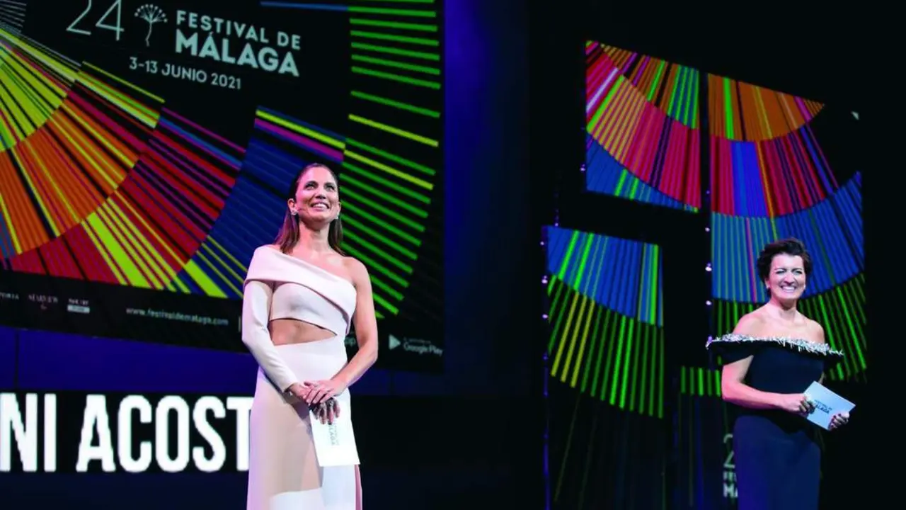 Las actrices Toni Acosta y Silvia Abril fueron las encargadas de presentar la gala inaugural del Festival en el Teatro Cervantes.   - efe