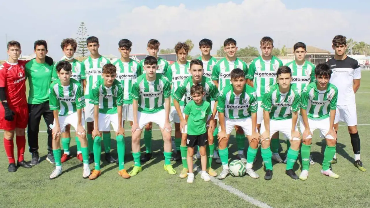 Los jugadores del equipo cadete A del Atl&eacute;tico Sanluque&ntilde;o antes del partido - Ra&uacute;l J. Bustillos