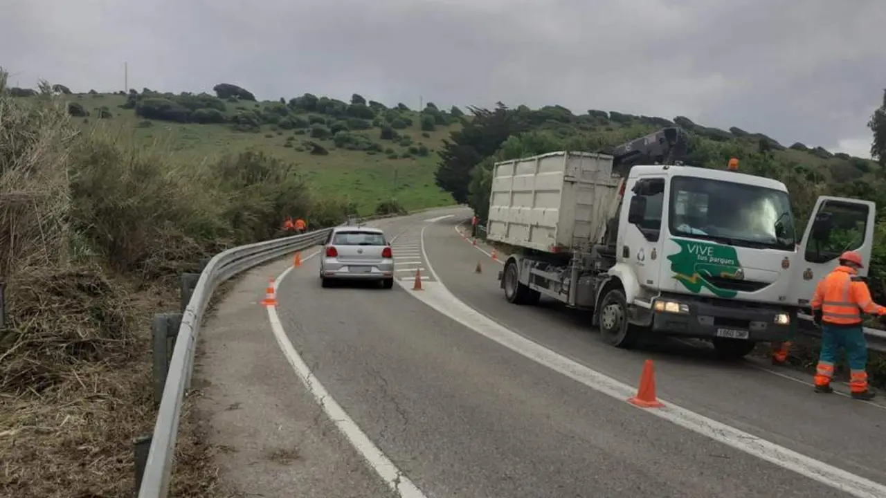 Trabajos en la carretera el faro el pasado mes de abril. - A. I.