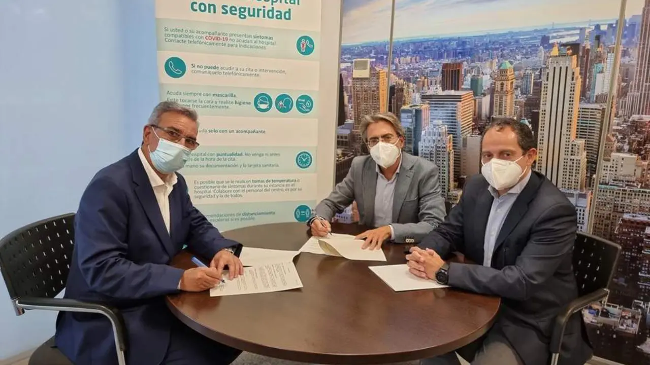 Momento de la firma del convenio.  - Quir&oacute;nsalud M&aacute;laga
