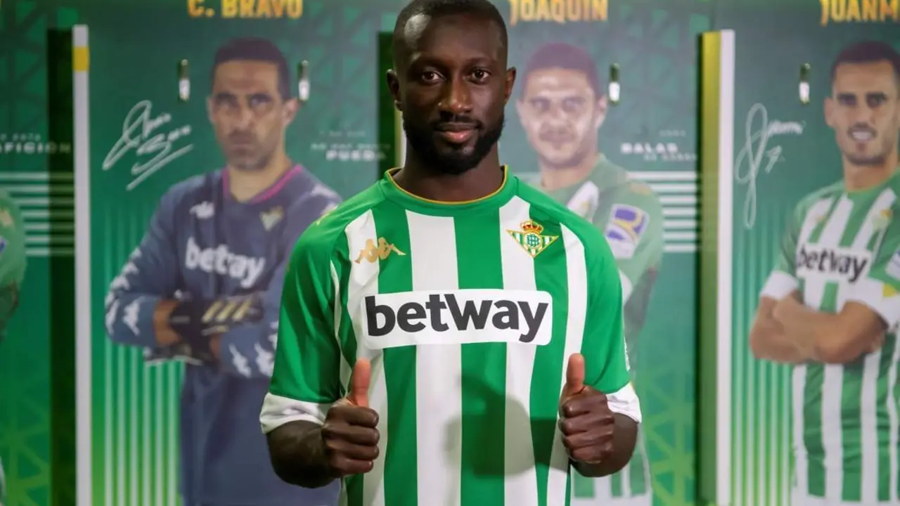 El lateral franco-senegal&eacute;s Youssouf Sabaly durante su presentaci&oacute;n. - efe
