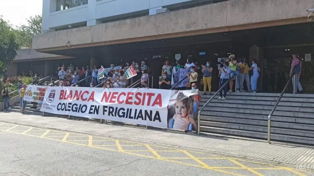 Protesta a las puertas de la Delegaci&oacute;n de Educaci&oacute;n en M&aacute;laga. - VM