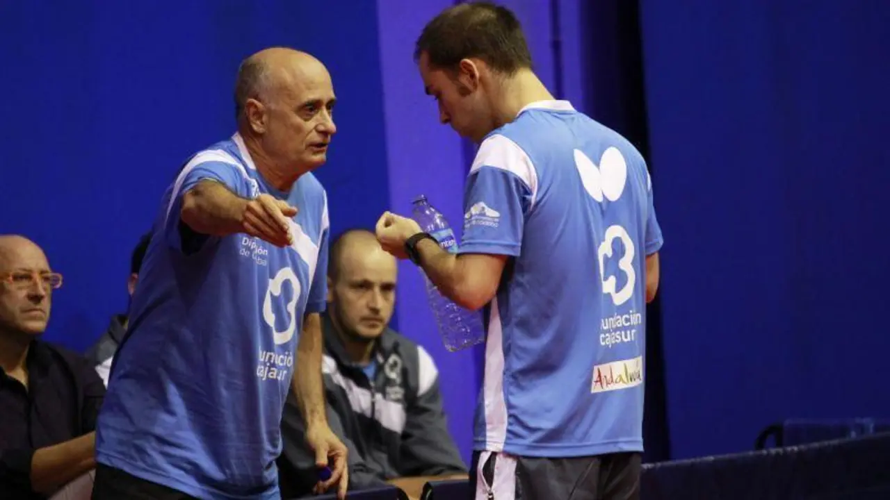 Luis Calvo dando instrucciones durante un partido - | Real Club Priego TM