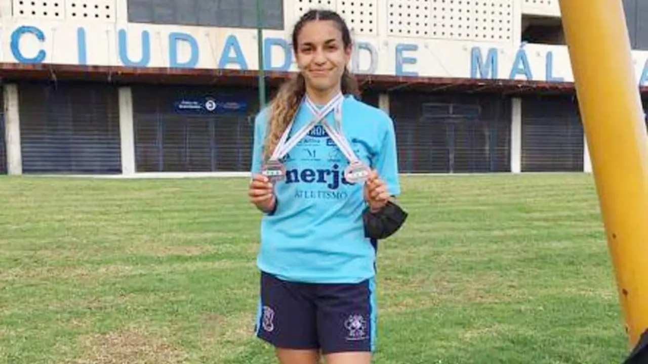 Martas Vargas con las dos medallas obtenidas - CAS