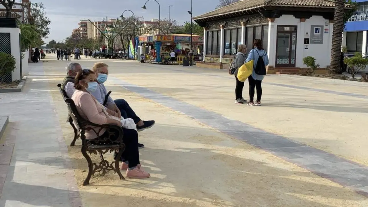 Sanluque&ntilde;os con mascarilla, en el paseo de La Calzada. - C. Cruz