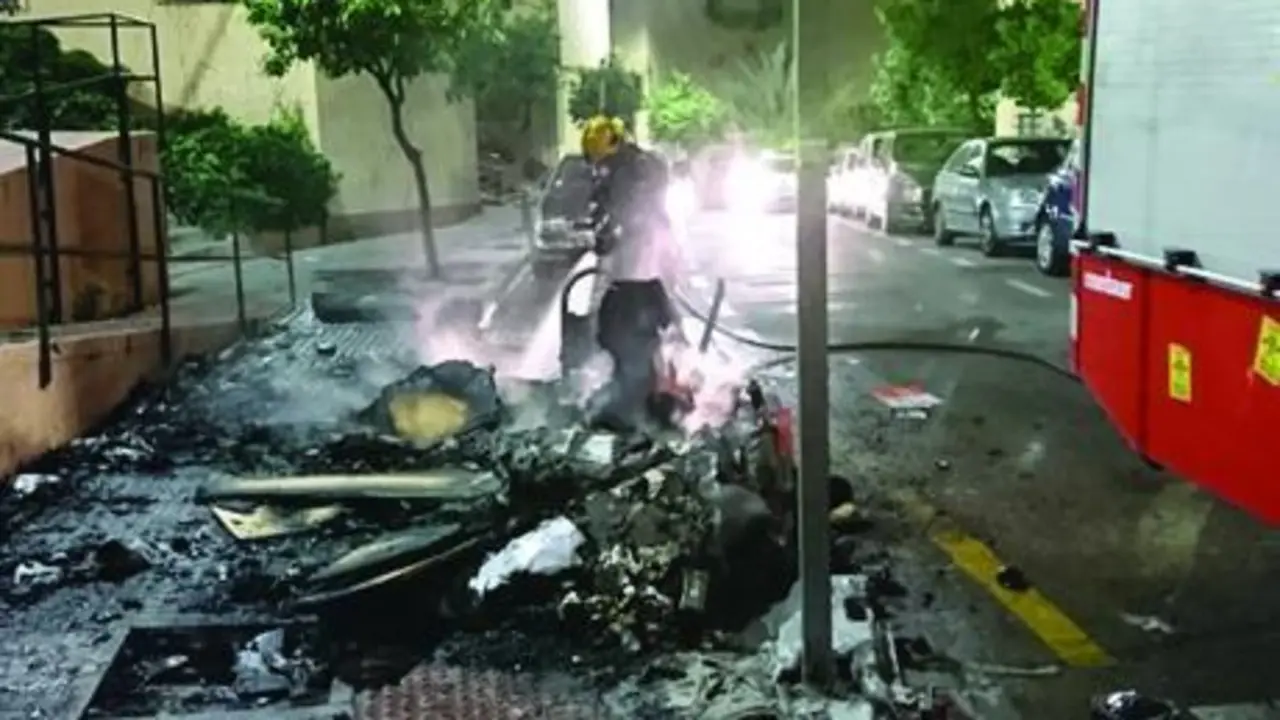 Bomberos extinguen un incendio en un contenedor en una imagen de archivo.  - Viva