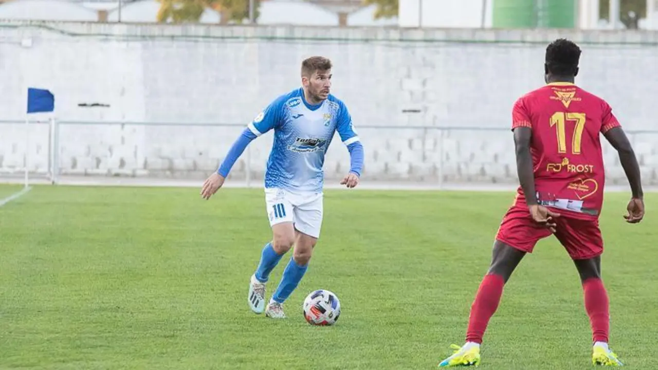 Lolo Garrido conduce un bal&oacute;n en el partido contra el Antoniano en La Juventud. - Cristo Garc&iacute;a