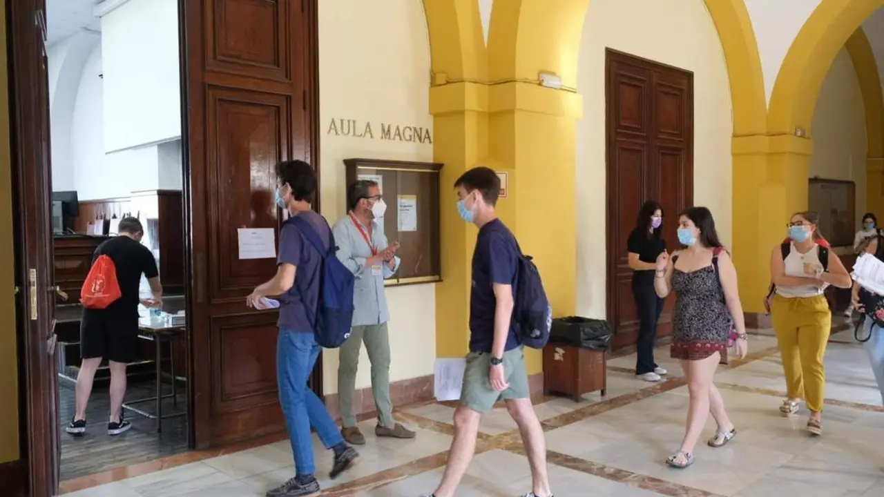 Estudiantes entrando en la prueba. - US