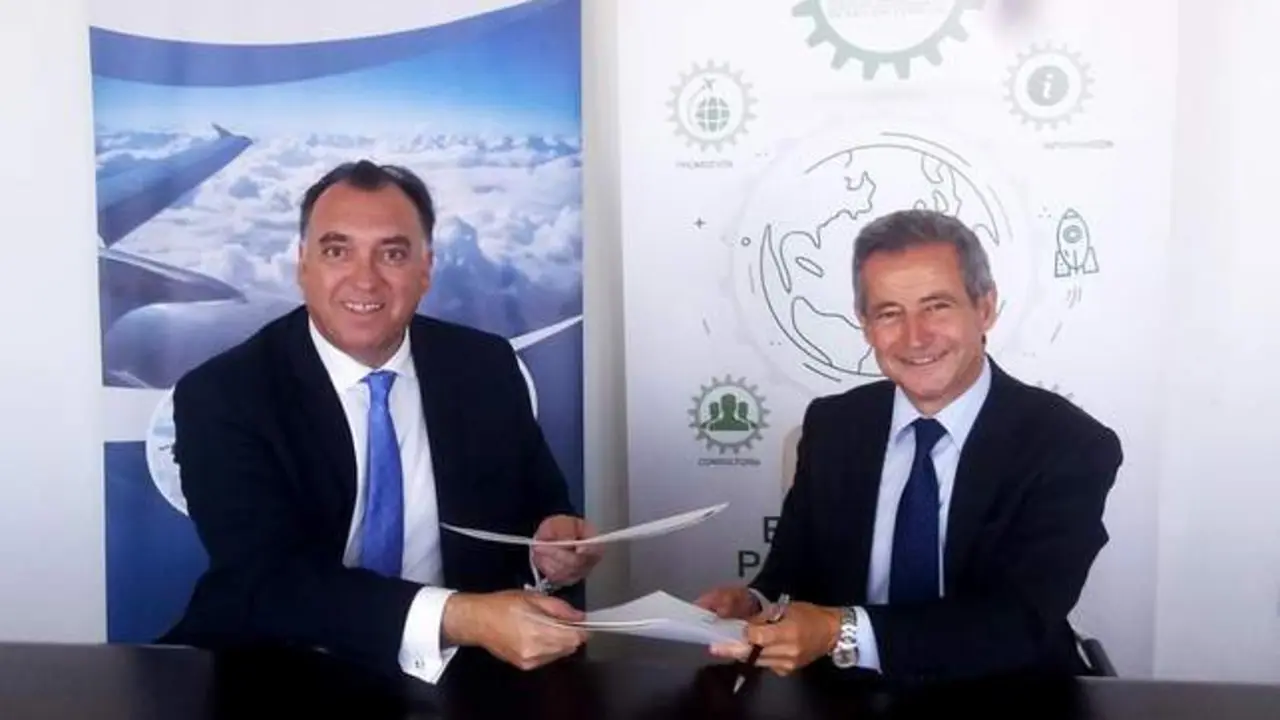 El consejero delegado de Extenda, Arturo Bernal, y el presidente del cl&uacute;ster Andaluc&iacute;a Aerospace, Antonio G&oacute;mez-Guillam&oacute;n.  - Cedida