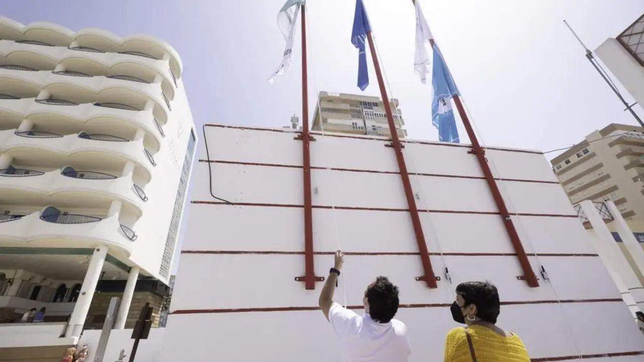 El alcalde y la concejala de Playas izan la Bandera Azul en la Victoria.  - 
