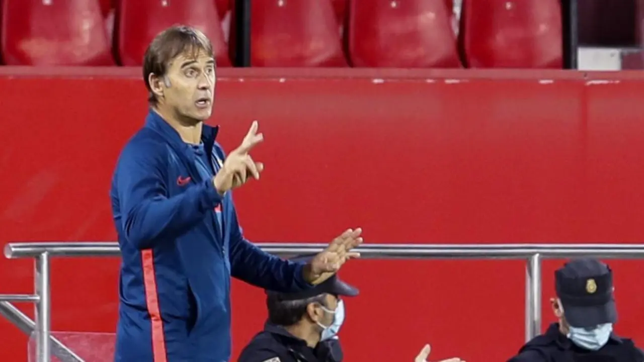 Julen Lopetegui da instrucciones desde la banda del S&aacute;nchez Pizju&aacute;n en el encuentro ante Osasuna.  - efe