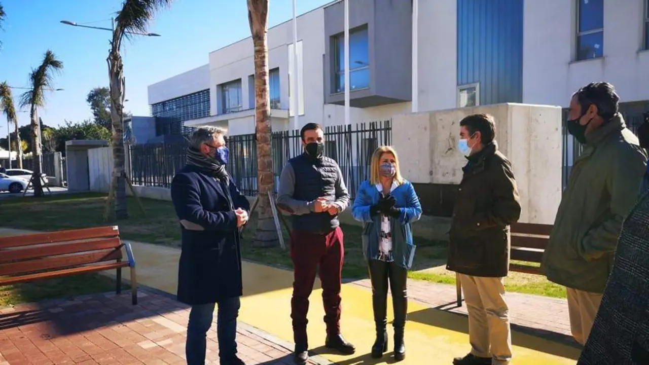 La alcaldesa, en una visita a las obras de urbanizaci&oacute;n del entorno de la Jefatura.  - jerez.es