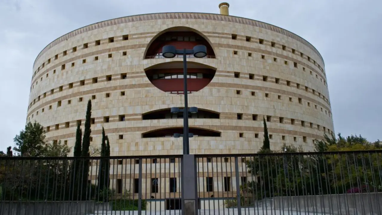Torretriana, una de las sedes de la Junta - Wikimedia Commons