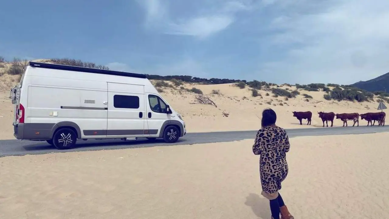 Estefan&iacute;a junto a su c&aacute;mper en Tarifa.   - Cedida