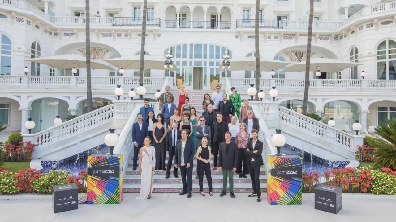 Foto de familia de los premiados en el Festival de M&aacute;laga en el Gran Hotel Miramar. - EP